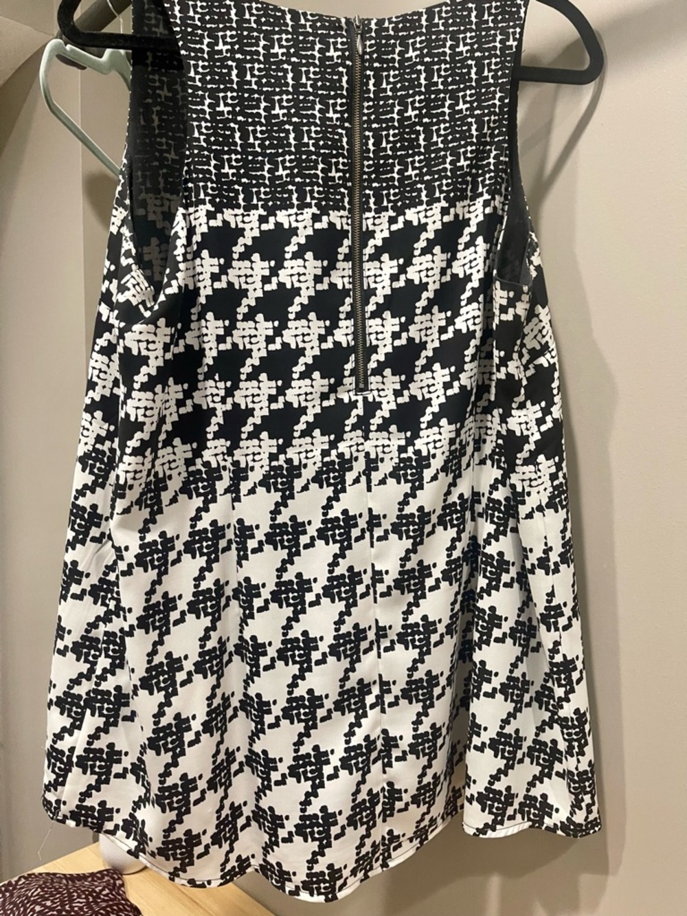 CAbi Houndstooth Sleeveless Shell Blouse Quiet Luxury Office Classic L - Picture 2 of 4